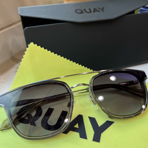 Quay Getaway Unisex Sunglasses - Picture 5 of 6